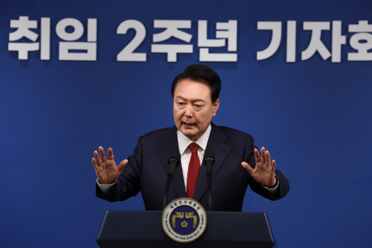 윤석열 대통령이 9일 오전 서울 용산 대통령실 청사 브리핑실에서 열린 '윤석열정부 2년 국민보고 및 기자회견'에서 취재진의 질문에 답변하고 있다. 연합뉴스